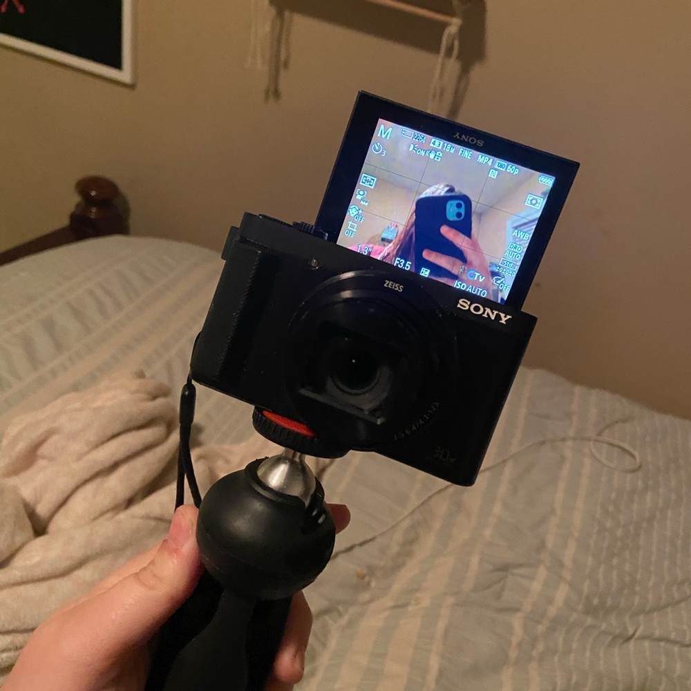 I am selling a song zeiss camera that I don’t use anymore